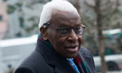L'ancien patron de la Fédération internationale d'athlétisme Lamine Diack arrive au tribunal à Paris le 13 janvier 2020