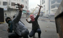 Des Palestiniens armés de fronde à Hébron le 29 octobre 2015