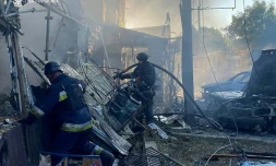 Photo non datée publiée sur la chaßne Telegram officielle du ministÚre de l'Intérieur ukrainien, le 29 juin 2024, montrant des pompiers sur le site d'une frappe russe à Vilniansk, dans la région de Zaporijjia