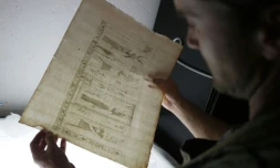 Simone Martini, un restaurateur italien, travaille à la restauration du livre "Thesaurus Hyeroglyphicorum" à la bibliothèque d'Ajaccio, en Corse, le 7 septembre 2018.