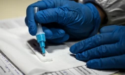 Un personnel de santé réalise un test antigénique de dépistage du Covid-19 dans le groupe scolaire Fénelon Notre-Dame à La Rochelle, en Charente-Maritime, le 13 janvier 2022