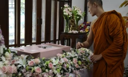 Un moine bénit le cercueil  rose dans lequel repose Dollar un petit chien, le 14 septembre 2017, au temple bouddhiste de  Wat Krathum Suea Pla, à Bangkok