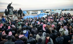 Des réfugiés syriens fuyant Alep attendent à Bab al-Salama, prÚs de la frontiÚre avec le Turquie, le 5 février 2016