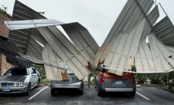 Des voitures et des tôles après le passage de l'ouragan Harvey à Galveston au Texas, le 26 août 2017
