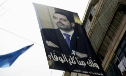 Un portrait du Premier ministre libanais Saad Hariri entre deux bĂątiments dans le quartier sunnite de Tariq al-Jadida Ă Beyrouth, le 4 mai 2018