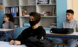Reprise des cours dans un lycée à AthÚnes le 11 mai 2020