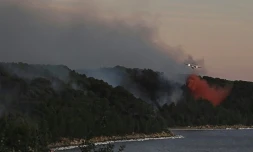 Un Canadair dĂ©pose au-dessus d?un feu de forĂȘt Ă Istres, dans le sud-est de la France, le 24 aoĂ»t 2020
