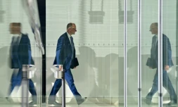Le leader de la CDU et futur chancelier allemand, Friedrich Merz, arrive à une réunion au Bundestag, le 17 mars 2025, à Berlin