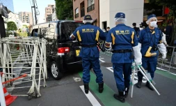 Des policiers prÚs d'une voiture qui a percuté une barriÚre à proximité de l'ambassade d'Israël à Tokyo, le 16 novembre 2023 au Japon
