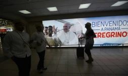 Une affiche avec le pape François et le slogan "Bienvenue au Panama, pèlerins" à l'aéroport de Panama le 21 janvier 2019.