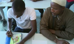 Mamedy, 15 ans, fraßchement arrivé du Mali, fait sa rentrée scolaire au cÎté de son pÚre dans une classe adaptée, le 1er septembre 2016, au collÚge Paul-Eluard de Garges-lÚs-Gonesse (Val-d'Oise)