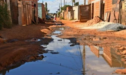 Des eaux usées s'écoulent librement dans une rue de Santa Luzia, près de Brasilia, le 3 août 2020