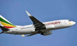 Un Boeing 737-700 d'Ethiopian Airlines décolle de l'aéroport Félix Houphouet-Boigny d' Abidjan le 28 novembre 2017.