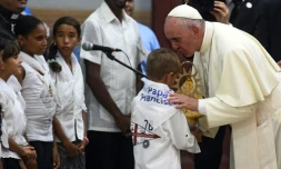 Le pape François entouré d'enfants le 21 septembre 2015 dans le dans le sanctuaire de la Vierge de la charité "del Cobre" à Santiago de Cuba
