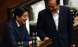 Le Premier ministre japonais, Shinzo Abe (G) et son chef de cabinet Yoshihide Suga (D), le 18 septembre 2015