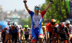 Arnaud Démare célèbre sa victoire lors de la 5e étape du Tour d'Italie, le 11 mai 2022 à Messine.