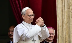 Le pape Léon XIV fait un geste en direction de la foule de fidèles depuis le balcon de la basilique Saint-Pierre au Vatican après la prière Regina Caeli, le 11 mai 2025