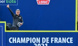 L'entraĂźneur de Lille, Christophe Galtier, fĂȘte le titre de champion de France Ă l'issue du match Ă Angers, le 23 mai 2021