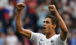 Le défenseur Raphaël Varane célèbre la victoire de l'équipe de France face à l'Uruguay, en quart de finale, à Nijni Novgorod, le 6 juillet 2018
