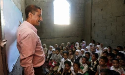 Des enfants yéménites assistent à des cours dans une maison transformée en école à Taëz, dans le sud-ouest du pays en guerre, le 3 octobre 2018