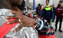 Des réfugiés du navire humanitaire Aquarius arrivent à l'aéroport de Roissy-Charles-de-Gaulle, au nord de Paris, le 30 août 2018