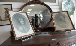 Un trophée en bronze sculpté par l'artiste portugais Joao Da Silva et des photos de miss France 1920, Agnès Souret, exposés le 3 août 2017 à Saint-Jean-de-Luz, dans les Pyrénées-Atlantiques