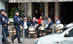 Supporters russes et slovaques attablés à une terrasse à Lille, le 15 juin 2016