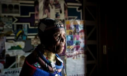 A 81 ans, la peintre Esther Mahlangu peut se réjouir: son oeuvre est enfin reconnue en Afrique du Sud.