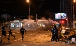 La police utilise un canon à eau contre des manifestants de l'opposition au président bélarusse Alexandre Loukachenko à Minsk, le 10 août 2020