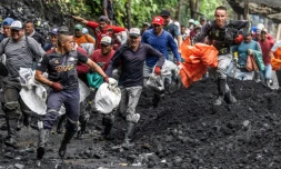 Des chercheurs d'émeraudes à l'ouverture de "La Voladora" à Muzo, département de Boyaca, Colombie, le 19 juin 2024