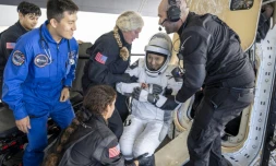 Photo diffusée par la Nasa montrant l'astronaute de l'ESA Sophie Adenot recevant de l'aide pour sortir du vaisseau spatial SpaceX Dragon Freedom, à bord du navire de récupération Shannon, aprÚs son amerrissage dans l'océan Pacifique au large de Los Angeles, le 8 octobre 2026 en Californie