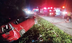 Photo prise et diffusée par le service d'incendie et de secours de Perak, le 9 juin 2025, montrant un minivan après sa collision avec un autobus à Gerik-Jeli, dans l'État de Perak, en Malaisie
