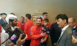 L'attaquant argentin du FC Barcelone Lionel Messi (C) tient dans ses bras le jeune Afghan Murtaza Ahmadi, le 13 décembre 2016 à Doha