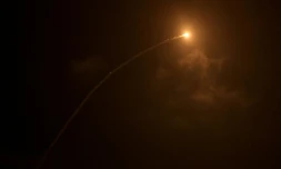 Trace d'une roquette dans le ciel lors d'une opération anti-aérienne israélienne pour contrer une attaque de missiles iraniens le 15 mars, au dessus de la ville de Netanya, au nord de Tel-Aviv