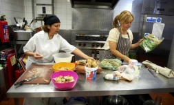 La Péruvienne Marlith Tenazoa Del Aguila (g) et la Brésilienne Roberta Siao cuisinent dans le restaurant Mazi Mas restaurant à Kennington, dans le sud de Londres, le 17 septembre 2015