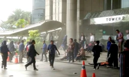 Des personnes se précipitent à l'extérieur de l'immeuble abritant la Bourse de Jakarta après l'effondrement d'un balcon intérieur, le 15 janvier 2018 en Indonésie