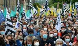 Des personnes manifestent le 29 mai 2021 à Guingamp, en Bretagne, pour défendre "l'enseignement immersif" en langues régionales