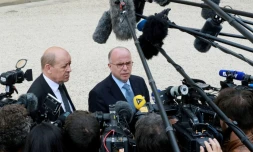 Le ministre de la Défense Jean-Yves le Drian et le ministre de l'Intérieur Bernard le 3 juillet 2016 à l'Elysée à Paris