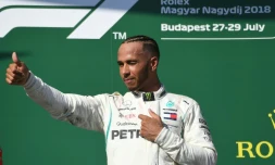 Le Britannnique Lewis Hamilton (Mercedes) sur le podium après sa victoire dans le Grand Prix de Hongrie, le 29 juillet 2018 à Mogyorod, près de Budapest 