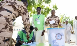 Des soldats tchadiens se préparent à voter dans un bureau de vote en plein air à N'Jamena, le 5 mai 2024