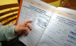 Les vaccins (coqueluche, rougeole, hépatite B...) aujourd'hui "recommandés" pour les enfants de moins de deux ans devraient devenir gratuits et "obligatoires" de façon temporaire, le temps de restaurer la confiance face aux doutes des Français