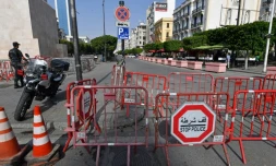 Barricade de la police sur l'avenue Habib Bourguiba à Tunis, le 27 juillet 2021
