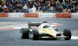 La monoplace Renault pilotée par Alain Prost sur le circuit Paul Ricard au Castellet, le 17 avril 1983
