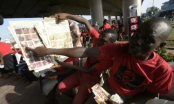 Un homme montre la photo de sa nièce parmi les filles enlevées par Boko Haram à Chibok il y a deux ans, lors d'une manifestation en hommage aux disparues, le 13 avril 2016 à Lagos