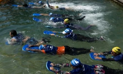 Des mères des quartiers Nord de Marseille participent à un cours de natation dispensé par l'association "Le Grand Bleu" dans une piscine d'eau de mer près du port de l'Estaque, le 11 août 2025