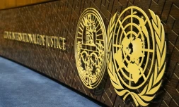 Le logo de la Cour internationale de justice (CIJ) lors d'une audience à La Haye, le 17 mai 2024