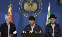 Le président bolivien Evo Morales (c) lors d'une conférence de presse le 9 novembre 2019 à El Alto, aux cÎtés du vice-président Alvaro Garcia Linera (g) et du ministre des Affaires étrangÚres Diego Pary (d)