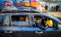 Des Palestiniens qui s'étaient réfugiés dans des abris temporaires retournent chez eux aux premières heures de la trêve entre le Hamas et Israël, le 24 novembre 2023 à Khan Younès, dans la bande de Gaza