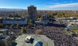 Plusieurs dizaines de milliers de personnes rassemblées en hommage aux victimes de l'accident mortel de la gare serbe de Novi Sad survenu il y a un an jour pour jour, le 1er novembre 2025 à Novi Sad