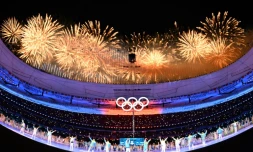 Des feux d'artifice illuminent le stade national de Pékin, lors de la cérémonie de clôture des Jeux olympiques, le 20 février 20222